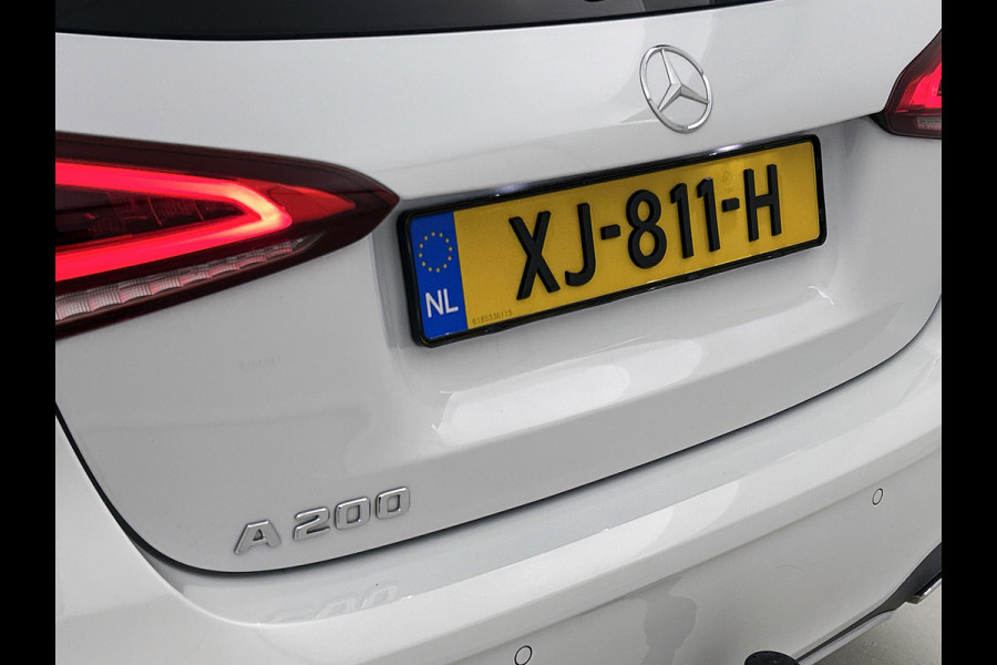 Mercedes-Benz A-Klasse 200 Business Solution AMG(NL-auto, Dealer onderhoud, Trekhaak, Navi, Camera, StoelV, Etc)