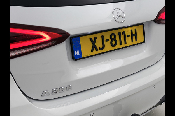 Mercedes-Benz A-Klasse 200 Business Solution AMG(NL-auto, Dealer onderhoud, Trekhaak, Navi, Camera, StoelV, Etc)