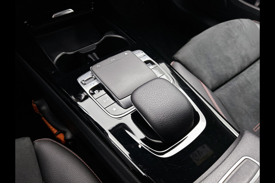 Mercedes-Benz A-Klasse 200 Business Solution AMG(NL-auto, Dealer onderhoud, Trekhaak, Navi, Camera, StoelV, Etc)