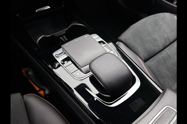 Mercedes-Benz A-Klasse 200 Business Solution AMG(NL-auto, Dealer onderhoud, Trekhaak, Navi, Camera, StoelV, Etc)