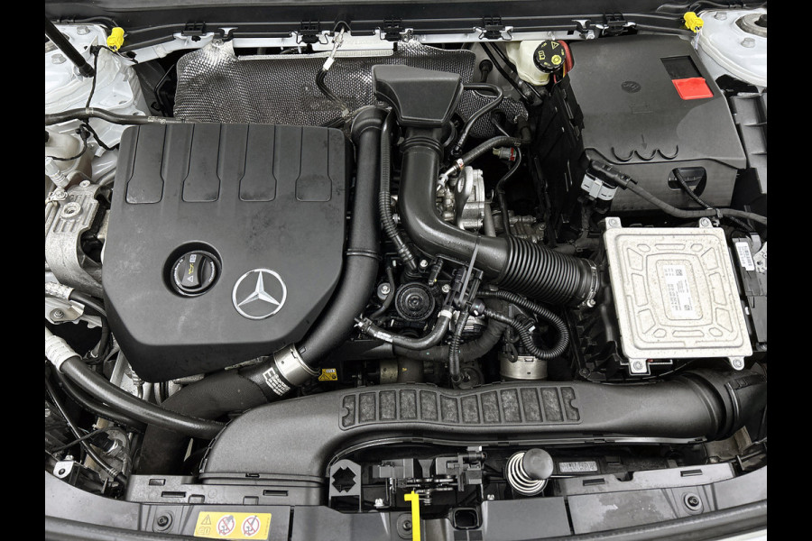 Mercedes-Benz A-Klasse 200 Business Solution AMG(NL-auto, Dealer onderhoud, Trekhaak, Navi, Camera, StoelV, Etc)