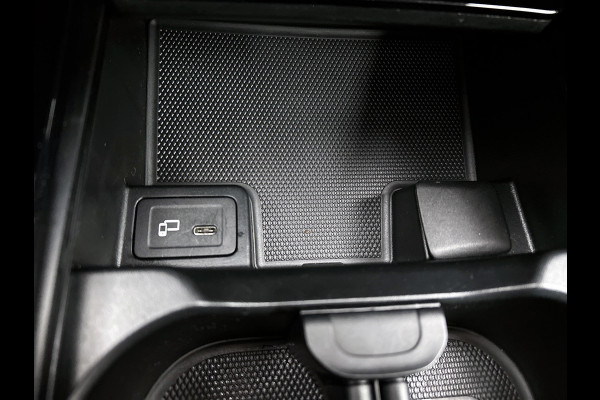 Mercedes-Benz A-Klasse 200 Business Solution AMG(NL-auto, Dealer onderhoud, Trekhaak, Navi, Camera, StoelV, Etc)