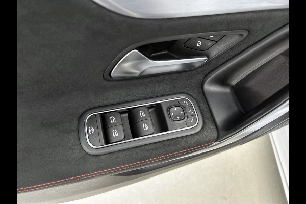 Mercedes-Benz A-Klasse 200 Business Solution AMG(NL-auto, Dealer onderhoud, Trekhaak, Navi, Camera, StoelV, Etc)