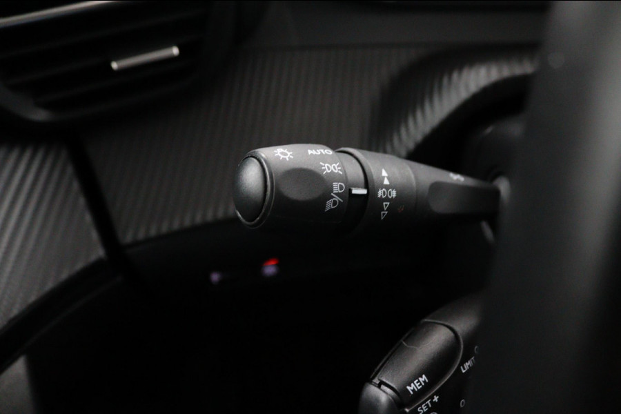 Peugeot 2008 1.2 PureTech Blue*NAVI*CAM*HAAK*ECC*CRUISE*CARPLAY