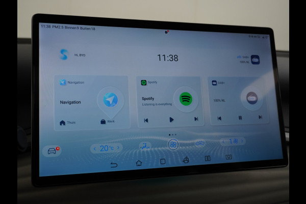 BYD ATTO 3 60kWh Design Pano-dak Leer+Elektr.Verst. Warmtepomp Adaptieve-Cr 360°Camera Apple Carplay Android Auto Elektr.A-klep Design Cont Verkeersbord detectie WiFi DAB Led Rijstrooksensor Fabrieksgarantie tot 31-7-2029/150.000km Garantie op de tractiebatterij tot 31-7-2031/200.000km  44.000 euro nieuw!