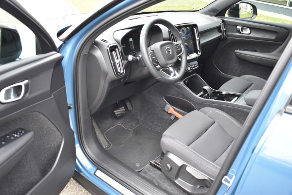 Volvo C40 Recharge 231PK Core 69 kWh Trekhaak | Camera | 19 "LMV | Stoelverwarming | Stuurverwarming