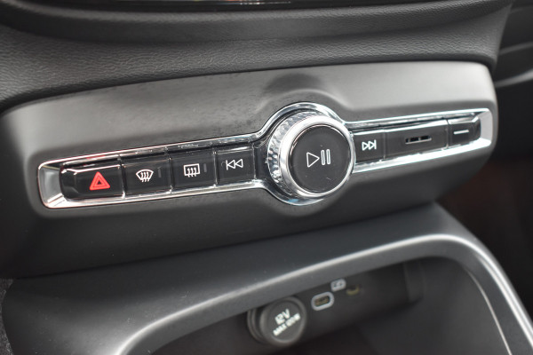 Volvo C40 Recharge 231PK Core 69 kWh Trekhaak | Camera | 19 "LMV | Stoelverwarming | Stuurverwarming