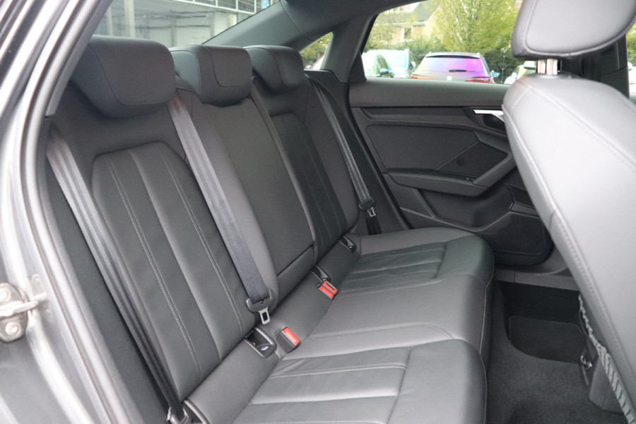 Audi A3 Limousine 35 TFSI S-line Trekhaak Leder
