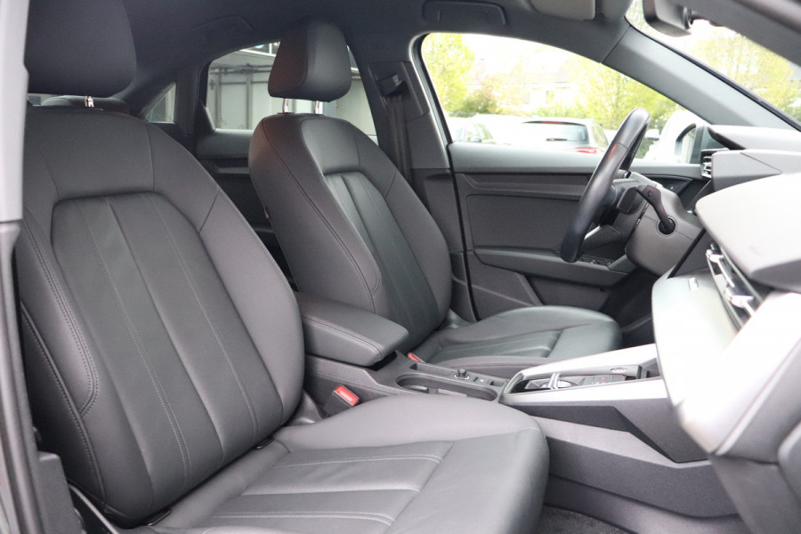 Audi A3 Limousine 35 TFSI S-line Trekhaak Leder