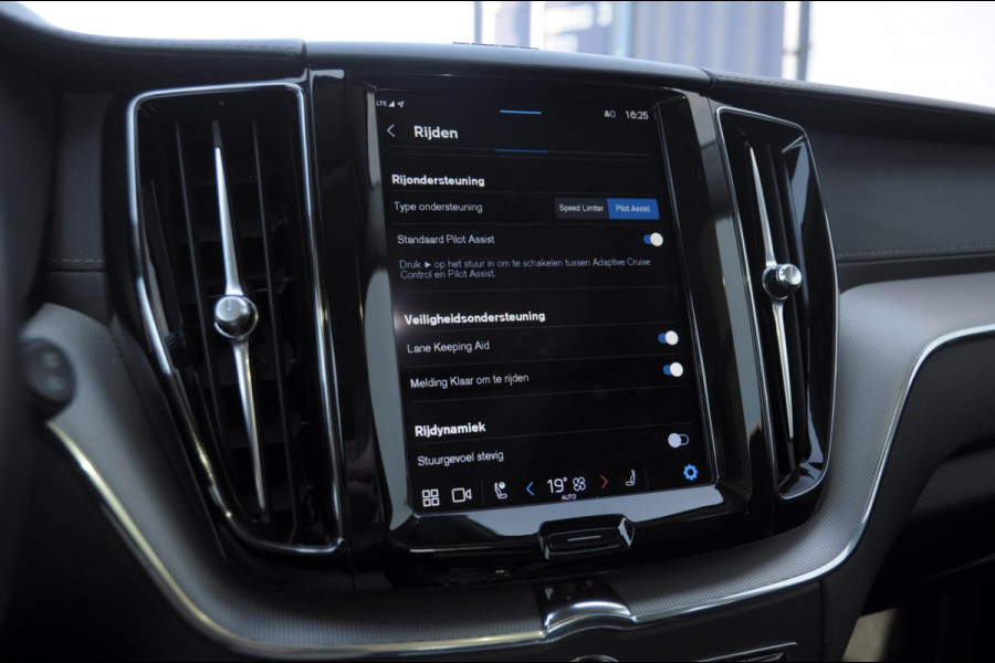 Volvo XC60 T8 455PK Automaat AWD Ultra Bright Long range / Head-up display / Harman Kardon audio / Panoramadak / BLIS / Elektrisch bedienbare voorstoelen / Memory seats / Verwarmbare stoelen / Keyless entry /