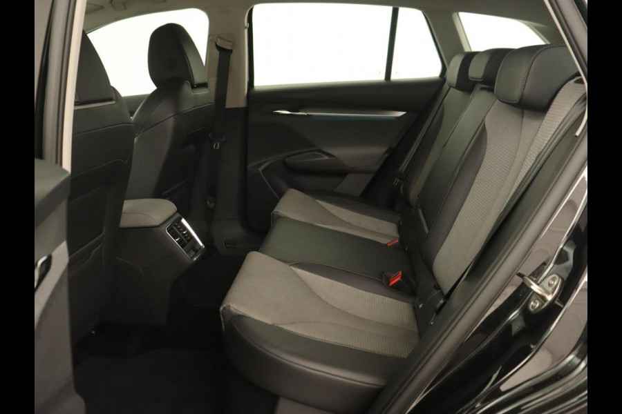 Škoda ENYAQ iV 60 | Stoelverwarming | Trekhaak | Matrix LED | Carplay | Stuurverwarming | Navigatie | Half leder | Cruise control | Parkeerhulp