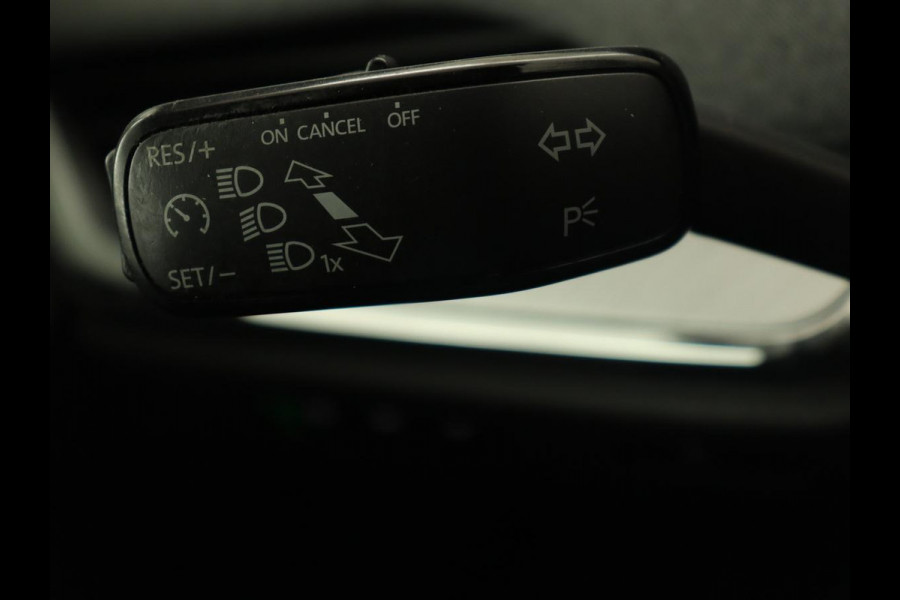 Škoda ENYAQ iV 60 | Stoelverwarming | Trekhaak | Matrix LED | Carplay | Stuurverwarming | Navigatie | Half leder | Cruise control | Parkeerhulp