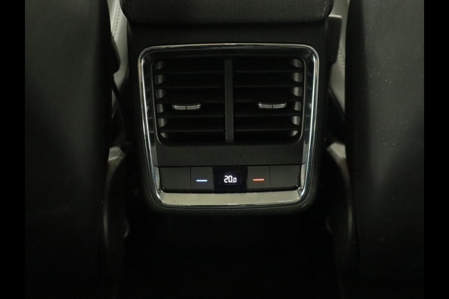 Škoda ENYAQ iV 60 | Stoelverwarming | Trekhaak | Matrix LED | Carplay | Stuurverwarming | Navigatie | Half leder | Cruise control | Parkeerhulp