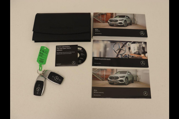 Mercedes-Benz GLA 180 Business Solution | Trekhaak | Stoelverwarming | Camera | Full LED | Half leder | Park Assist | Navigatie