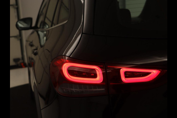 Mercedes-Benz GLA 180 Business Solution | Trekhaak | Stoelverwarming | Camera | Full LED | Half leder | Park Assist | Navigatie