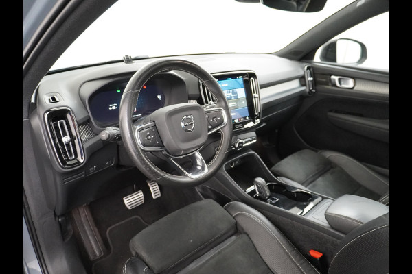 Volvo XC40 Recharge P8 408pk AWD R-Design Pano-dak Leer/Alcantara 360°Camera Adap.CruiseWarmtepomp Apple Carplay Android AutoTrekhaak Harma Stoel+Achterbankverwarming DAB Bluetooth Led Elek.Achterklep 1.500KG Trekgewicht 1e Eigenaar Origineel Nederlandse Auto € 66.000 nieuw!