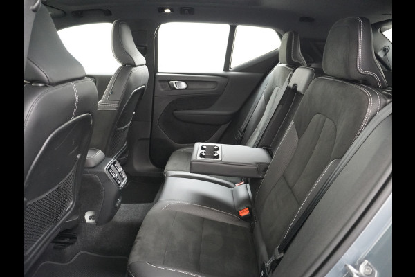 Volvo XC40 Recharge P8 408pk AWD R-Design Pano-dak Leer/Alcantara 360°Camera Adap.CruiseWarmtepomp Apple Carplay Android AutoTrekhaak Harma Stoel+Achterbankverwarming DAB Bluetooth Led Elek.Achterklep 1.500KG Trekgewicht 1e Eigenaar Origineel Nederlandse Auto € 66.000 nieuw!