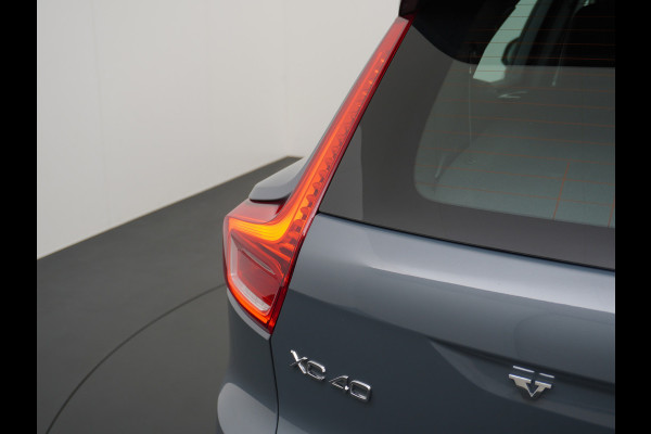 Volvo XC40 Recharge P8 408pk AWD R-Design Pano-dak Leer/Alcantara 360°Camera Adap.CruiseWarmtepomp Apple Carplay Android AutoTrekhaak Harma Stoel+Achterbankverwarming DAB Bluetooth Led Elek.Achterklep 1.500KG Trekgewicht 1e Eigenaar Origineel Nederlandse Auto € 66.000 nieuw!