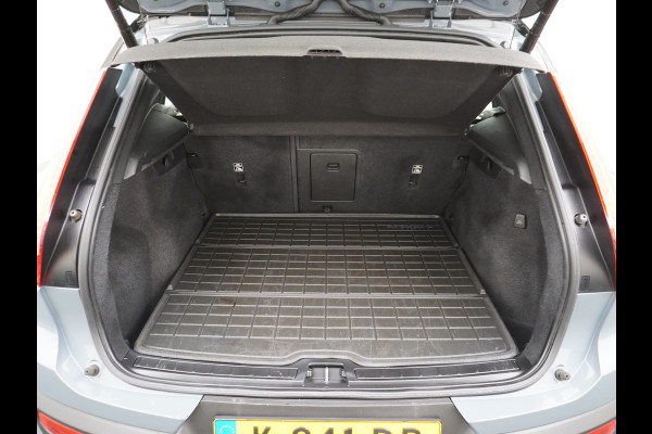Volvo XC40 Recharge P8 408pk AWD R-Design Pano-dak Leer/Alcantara 360°Camera Adap.CruiseWarmtepomp Apple Carplay Android AutoTrekhaak Harma Stoel+Achterbankverwarming DAB Bluetooth Led Elek.Achterklep 1.500KG Trekgewicht 1e Eigenaar Origineel Nederlandse Auto € 66.000 nieuw!