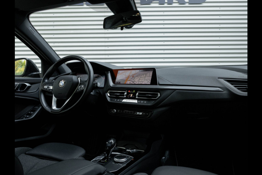 BMW 1-serie 118i Sportline - Adaptive Cruise - Camera - Head-Up - Hifi - LED