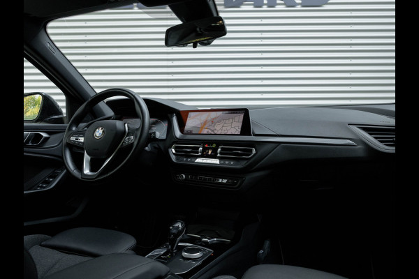 BMW 1-serie 118i Sportline - Adaptive Cruise - Camera - Head-Up - Hifi - LED