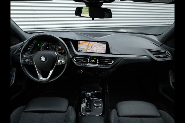 BMW 1-serie 118i Sportline - Adaptive Cruise - Camera - Head-Up - Hifi - LED
