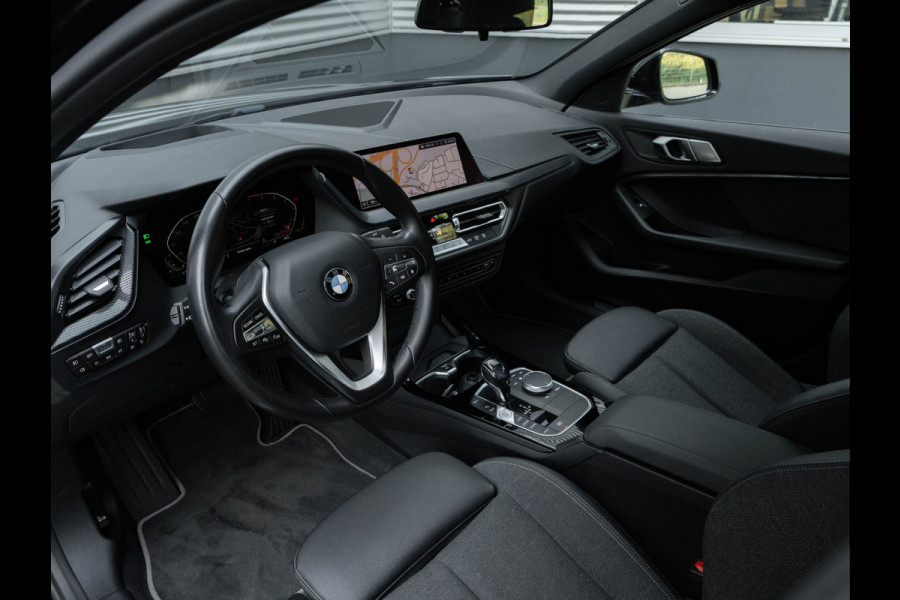 BMW 1-serie 118i Sportline - Adaptive Cruise - Camera - Head-Up - Hifi - LED