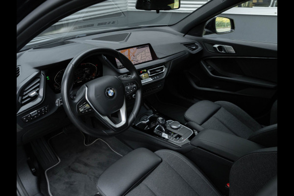 BMW 1-serie 118i Sportline - Adaptive Cruise - Camera - Head-Up - Hifi - LED