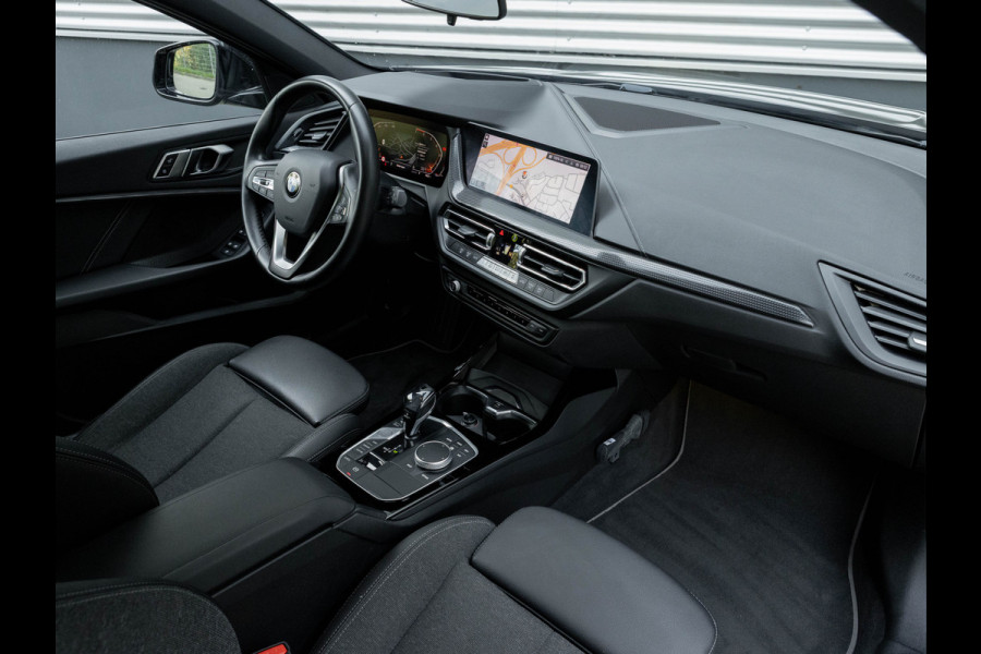 BMW 1-serie 118i Sportline - Adaptive Cruise - Camera - Head-Up - Hifi - LED