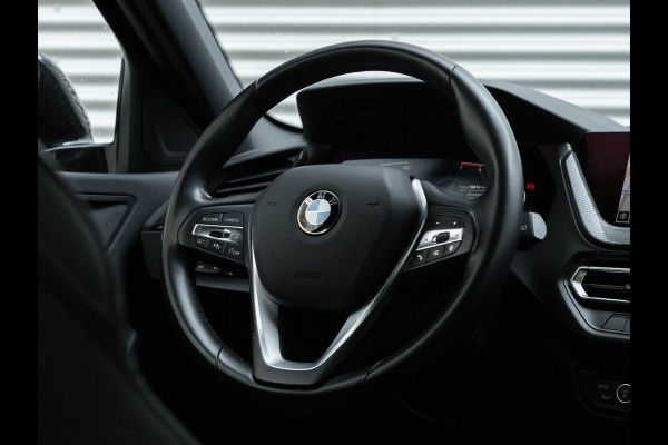 BMW 1-serie 118i Sportline - Adaptive Cruise - Camera - Head-Up - Hifi - LED