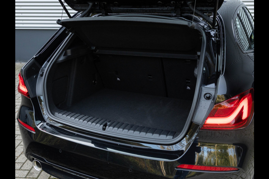 BMW 1-serie 118i Sportline - Adaptive Cruise - Camera - Head-Up - Hifi - LED