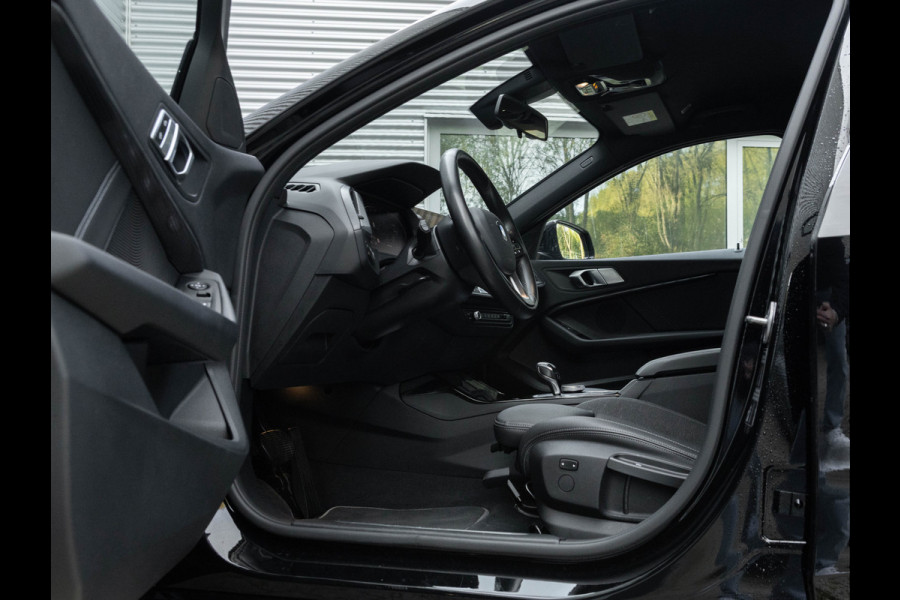 BMW 1-serie 118i Sportline - Adaptive Cruise - Camera - Head-Up - Hifi - LED