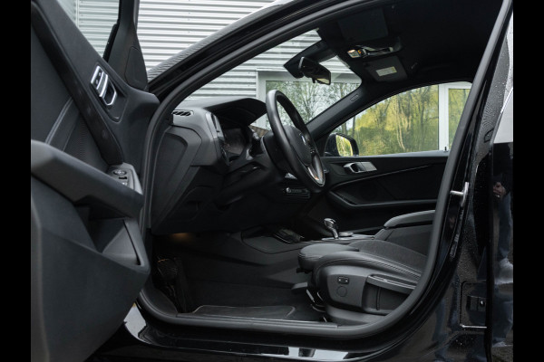 BMW 1-serie 118i Sportline - Adaptive Cruise - Camera - Head-Up - Hifi - LED