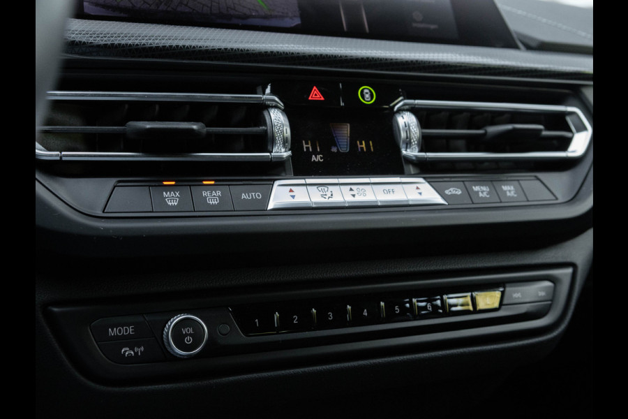 BMW 1-serie 118i Sportline - Adaptive Cruise - Camera - Head-Up - Hifi - LED