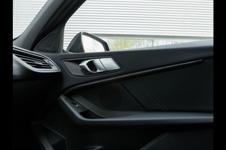 BMW 1-serie 118i Sportline - Adaptive Cruise - Camera - Head-Up - Hifi - LED