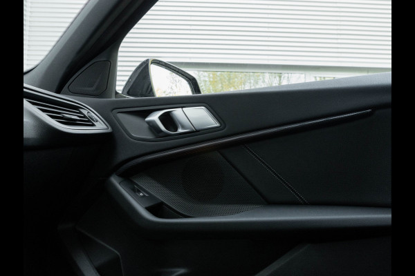 BMW 1-serie 118i Sportline - Adaptive Cruise - Camera - Head-Up - Hifi - LED