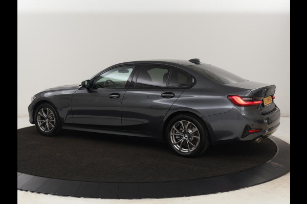 BMW 3-serie 320e Sport Line | Leder | Stoelverwarming | Camera | Sportstoelen | Live Cockpit | Carplay | Navigatie | Parkeerhulp | Climate control