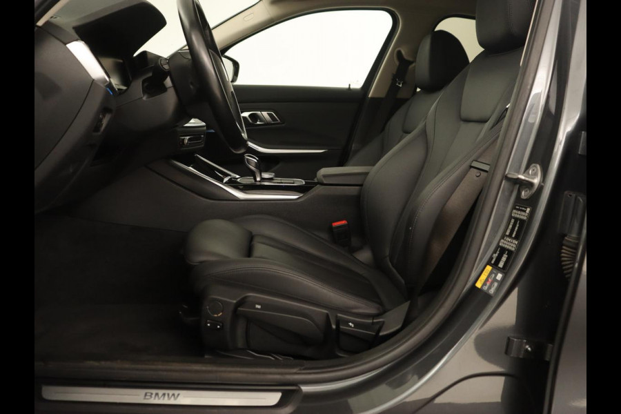 BMW 3-serie 320e Sport Line | Leder | Stoelverwarming | Camera | Sportstoelen | Live Cockpit | Carplay | Navigatie | Parkeerhulp | Climate control