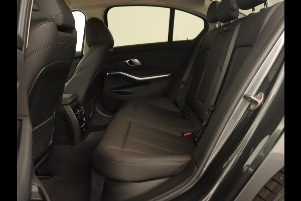 BMW 3-serie 320e Sport Line | Leder | Stoelverwarming | Camera | Sportstoelen | Live Cockpit | Carplay | Navigatie | Parkeerhulp | Climate control