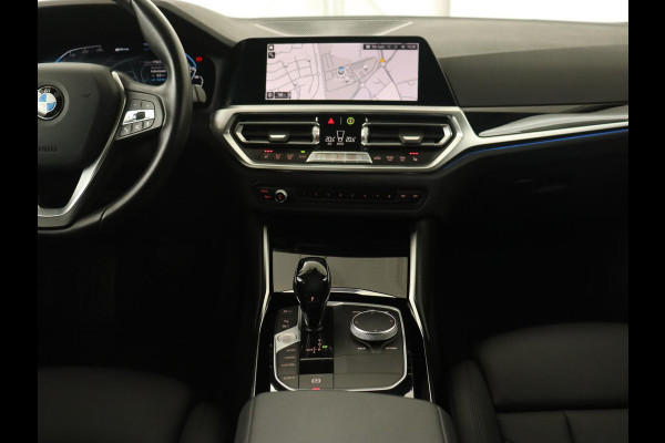 BMW 3-serie 320e Sport Line | Leder | Stoelverwarming | Camera | Sportstoelen | Live Cockpit | Carplay | Navigatie | Parkeerhulp | Climate control