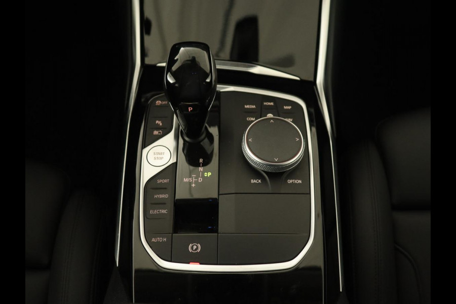 BMW 3-serie 320e Sport Line | Leder | Stoelverwarming | Camera | Sportstoelen | Live Cockpit | Carplay | Navigatie | Parkeerhulp | Climate control
