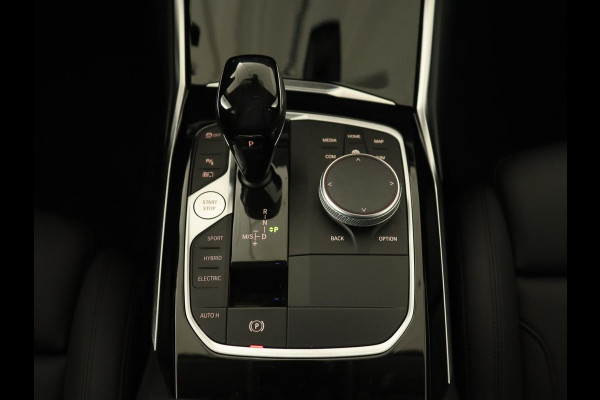 BMW 3-serie 320e Sport Line | Leder | Stoelverwarming | Camera | Sportstoelen | Live Cockpit | Carplay | Navigatie | Parkeerhulp | Climate control