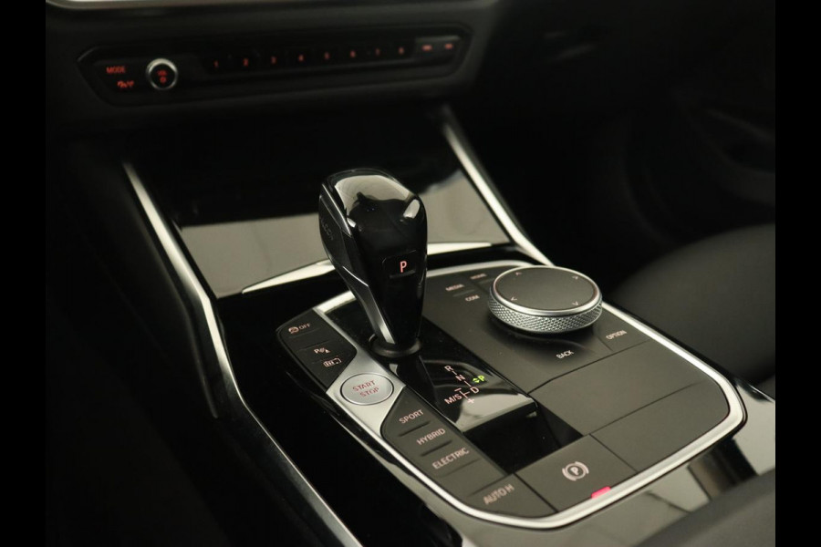 BMW 3-serie 320e Sport Line | Leder | Stoelverwarming | Camera | Sportstoelen | Live Cockpit | Carplay | Navigatie | Parkeerhulp | Climate control