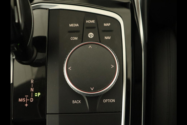 BMW 3-serie 320e Sport Line | Leder | Stoelverwarming | Camera | Sportstoelen | Live Cockpit | Carplay | Navigatie | Parkeerhulp | Climate control