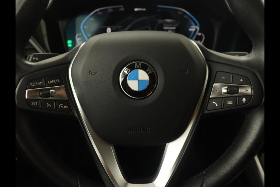 BMW 3-serie 320e Sport Line | Leder | Stoelverwarming | Camera | Sportstoelen | Live Cockpit | Carplay | Navigatie | Parkeerhulp | Climate control