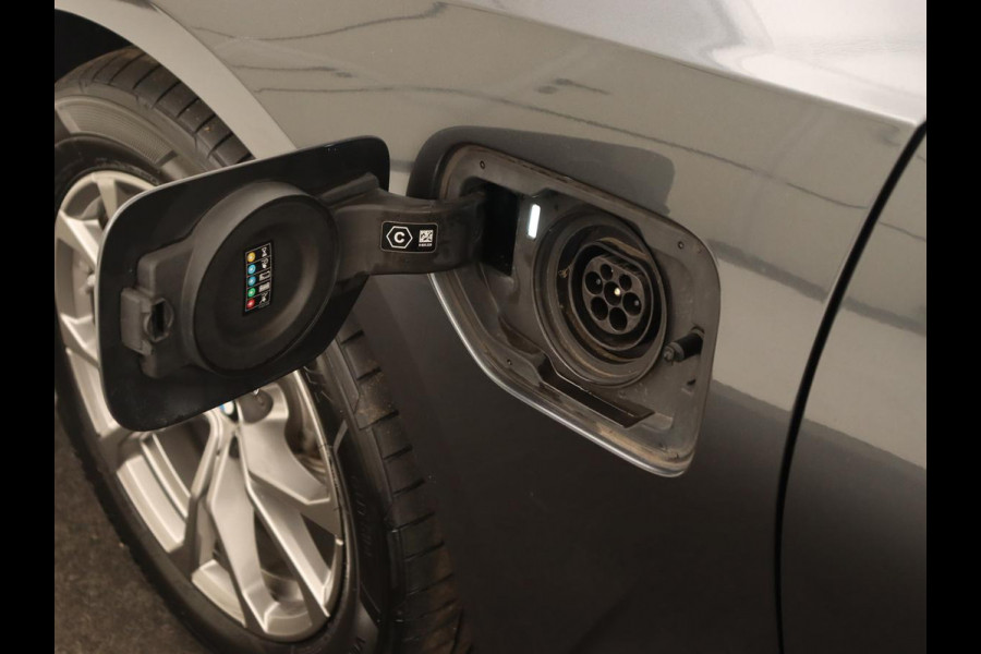 BMW 3-serie 320e Sport Line | Leder | Stoelverwarming | Camera | Sportstoelen | Live Cockpit | Carplay | Navigatie | Parkeerhulp | Climate control