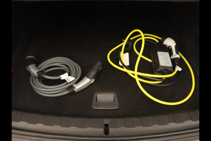 BMW 3-serie 320e Sport Line | Leder | Stoelverwarming | Camera | Sportstoelen | Live Cockpit | Carplay | Navigatie | Parkeerhulp | Climate control