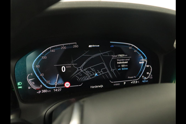 BMW 3-serie 320e Sport Line | Leder | Stoelverwarming | Camera | Sportstoelen | Live Cockpit | Carplay | Navigatie | Parkeerhulp | Climate control