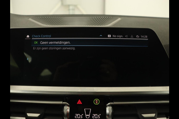 BMW 3-serie 320e Sport Line | Leder | Stoelverwarming | Camera | Sportstoelen | Live Cockpit | Carplay | Navigatie | Parkeerhulp | Climate control