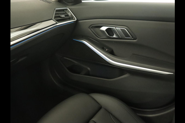 BMW 3-serie 320e Sport Line | Leder | Stoelverwarming | Camera | Sportstoelen | Live Cockpit | Carplay | Navigatie | Parkeerhulp | Climate control